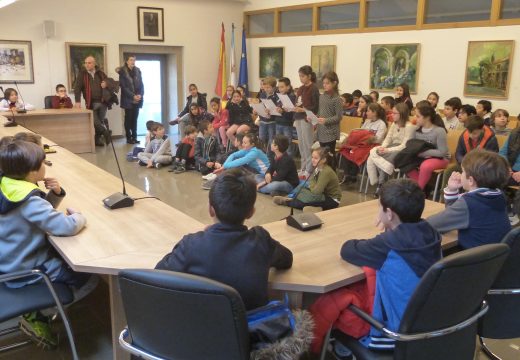 Sesenta e cinco nenos e nenas de 4º de Primaria do CEIP de Pedrouzos visitan a Casa do Concello de Brión